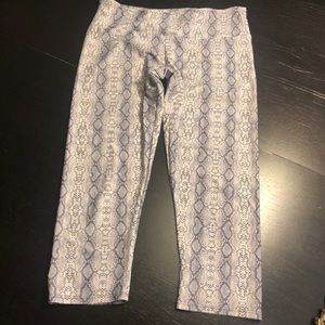 Onzie Capri leggings in gray snakeskin print M/L